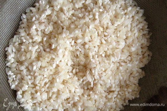 Холодной водой промыть рис и дать ему стечь.