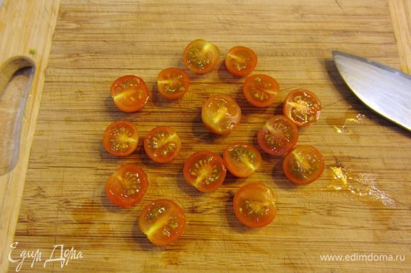 Разрежьте помидоры черри пополам.