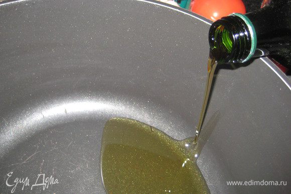 В кастрюлю вливаем оливковое масло.