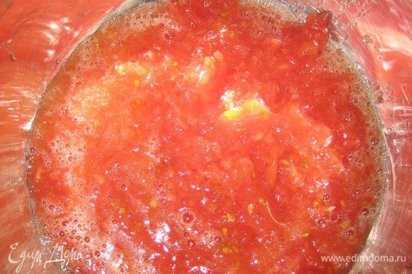 Натираем помидоры на крупной тёрке.