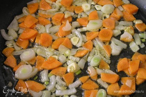 через минуту добавить половину оставшейся нарезанной моркови, обжарить 3-5 минут,