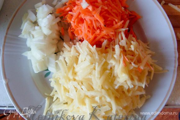 Тем временем натереть на крупной терке картофель и морковь. Мелко нарезать лук.