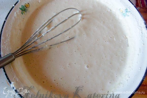 В кефир или кислое молоко добавить яйца, немного соли. Взбить венчиком. Добавить муку и соду, все тщательно перемешать. По консистенции тесто должно быть похоже на густую сметану.