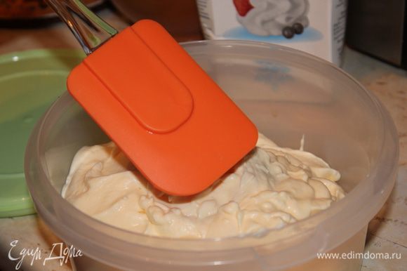 Переложить мороженое в пластиковый контейнер, накрыть пищевой пленкой и убрать в морозилку на 6-8 часов. Чтобы мороженое получилось однородным, его нужно через каждый час доставать из морозилки и перемешивать деревянной или пластмассовой лопаткой.