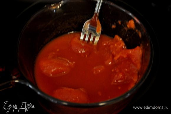 Пока готовится курица приготовим томаты.Разминаем их вилкой или руками,добавим чеснок, перемешиваем, выкладываем на сковороду,солим и перчим.Ставим на большую тем-ру, как закипит , убавляем огонь и даем жидкости испарится чуть ,6-8мин.