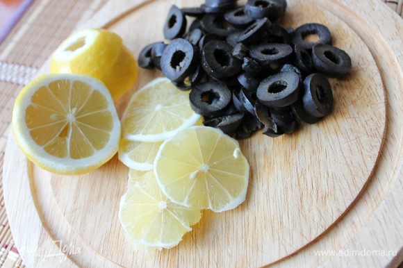 Как только бульон закипел по краям стенок, сразу же уменьшаем температуру в духовке до 160 гр. И начинается процесс томления. Для большого горшка это примерно 1 час 10 мин. Для порционных - 50 мин достаточно. Примерно за 20 мин до окончания приготовления перемешиваем слои, добавляем в солянку лимонный сок по вкусу. Пока солянка доходит до кондиции, режем оливки колечками, с лимона срезаем кожуру, нарезаем лимон тонкими кружками. Можно добавить в готовую солянку и каперсы, но мы их не любим.