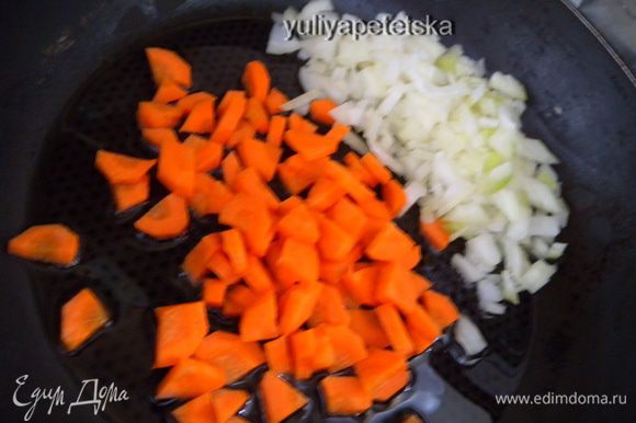 Лук и морковь слегка обжарить на масле,