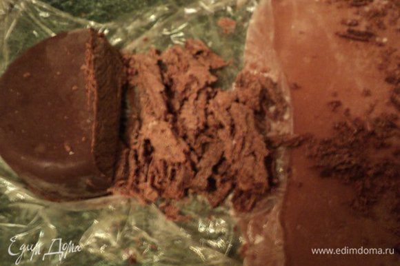 Замороженное шоколадное масло вынуть из емкости, проведя ножом по краю. Ножом настрогать тонкую стружку из шоколадного масла.