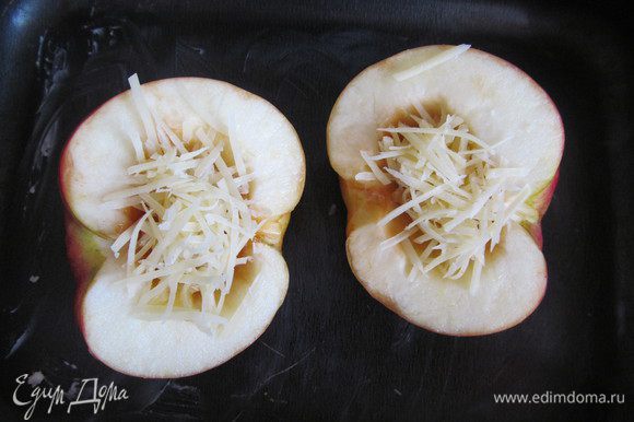 Разложить массу в углубление каждой половинки яблока и запекать в духовке 20 минут.