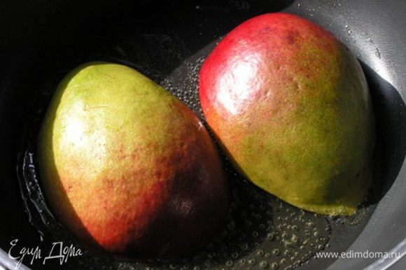 Манго разрезать вдоль пополам и удалить косточку. В сковороде растопить сливочное масло, обжарить половинки манго вместе с половиной меда до золотистого цвета около 5 минут.