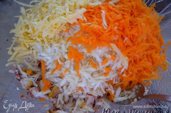 Сельдерей, морковь, сыр натереть на терке.