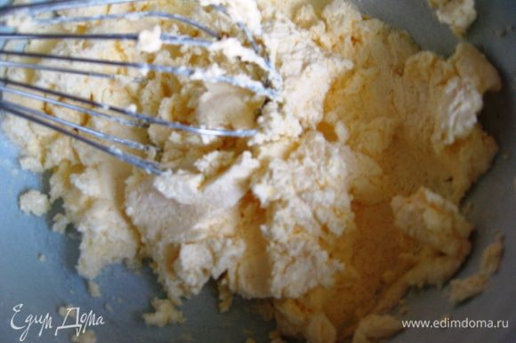 Итак, наш «Victoria Sponge cake». Размягченное масло взбиваем с сахаром и ванильным сахаром добела. Вводим молоко.