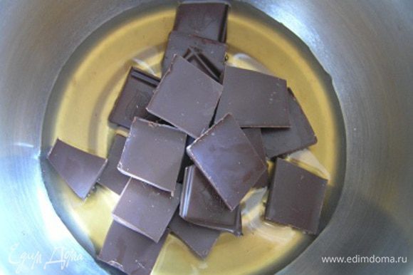 Сироп налить в кастрюльку, добавить поломанный на кусочки шоколад,