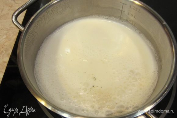 Достаньте стручок из молока и дайте молоку немного остыть.