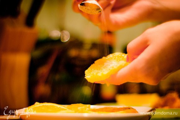 Очистите апельсин, нарежьте кружочками и запанируйте их в сахаре с двух сторон. С лаймом проделайте то же самое.