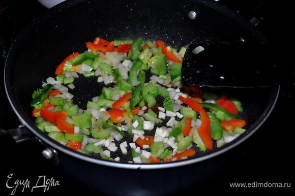 Добавить олив.масло,чтоб оно растеклось по сковороде или помочь ему.Затем порезанные овощи:красный перец,зелен.перец,лук,сельдерей,розмарин,чеснок,добавить соль 1/8ч.л и готовить примерно 3мин.