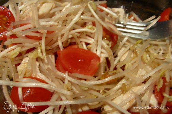 Выкладываем помидоры, ростки сои и курочку в салатницу, все перемешиваем. Можно заправить сразу, мне же больше нравится немного полить салат заправкой уже в тарелке.