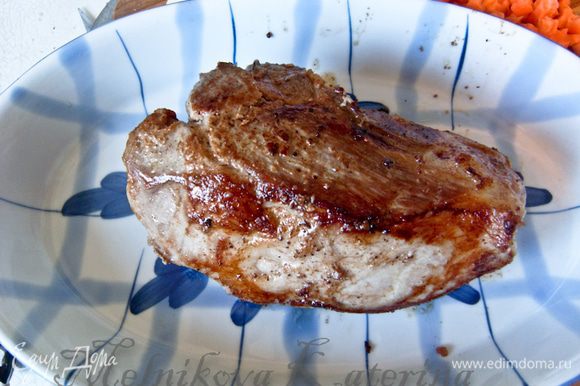 Переложить мясо в форму для запекания, накрыть фольгой и запекать 20-25 минут при 180 градусах.