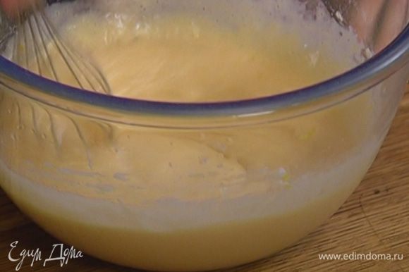 Приготовить начинку: взбитые яйца перемешать с цедрой и лимонным соком, затем всыпать оставшуюся муку, разрыхлитель и соль, все вымешать.