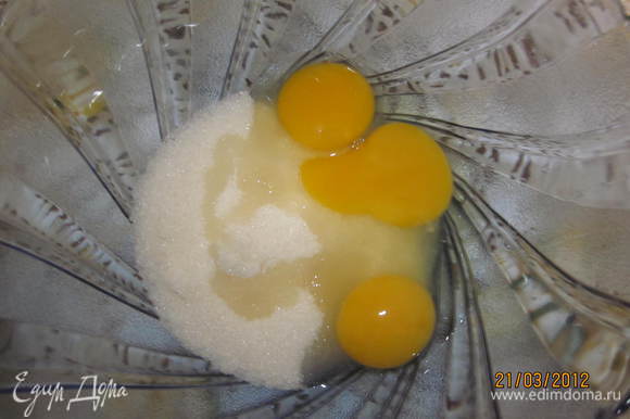 Яйца взбить с сахаром в густую пену.Затем добавить муку и замесить тесто.