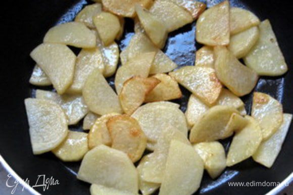 Картофель нарезать на тонкие ломтики и слегка отварить в воде с уксусом, а затем подрумянить на сливочном масле.