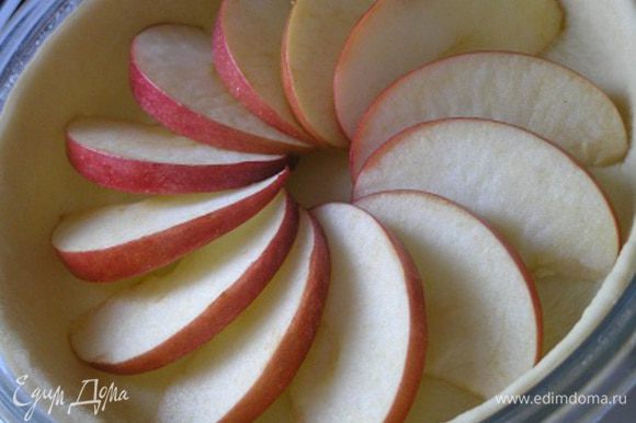 У яблок вырезать сердцевину, нарезать дольками, разложить поверх теста.