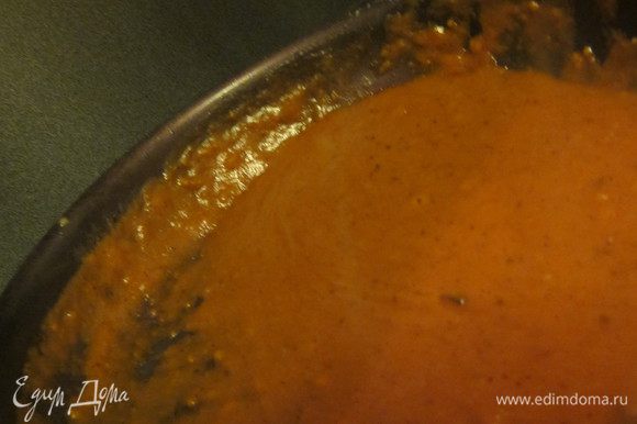 Затем в это же масло добавляем муку и пассируем 2 минуту, добавляем сок, соль и варим соус около 2-3 минут.Снимаем с огня.