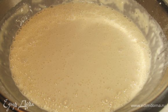 Готовим заварные блины на кефире: До однородности перемешиваем кефир, яйца, соль и сахар и всыпаем просеянную муку. Перемешиваем до тех пор пока не исчезнут комочки. В стакан крутого кипятка всыпаем соду, быстро перемешаем и вливаем в тесто. Еще раз тщательно перемешаем и оставим заварное тесто на 5 минут, для настаивания.