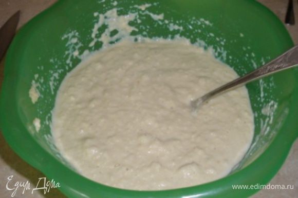 Залить молоком крошку из батона и тщательно перемешать вилкой, можно взбить миксером или блендером.Должно получиться тесто как на "Шарлотку".