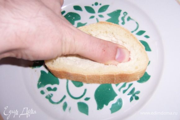 Важный шаг. Осуществить выдавливание большим пальцем руки мякиша в ломтиках хлеба для придания ему вогнутой формы.
