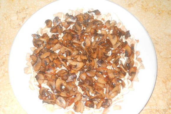 На курицу выкладываем грибы с луком и также сверху сетка из майонеза. Затем слой орехов (их майонезом не смазывать)...