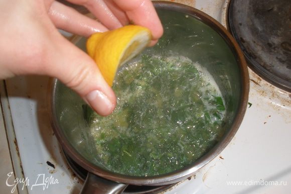 Приготовить соус: зелень изрубить. Масло растопить, добавить лимонный сок, зелень и приправы. Снять с огня. Котлетки подавать с соусом.