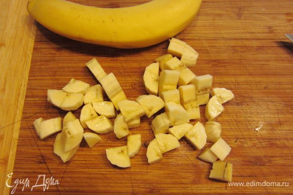Почистите и порежьте бананы тоже на довольно мелкие кубики. Положите бананы к яблокам.