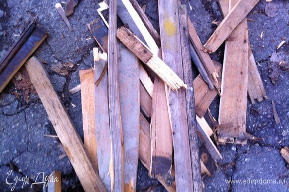 Далее нужно подготовить дрова. Мы использовали старый дубовый прабабушкин комод, который отслужил свою последнюю службу.