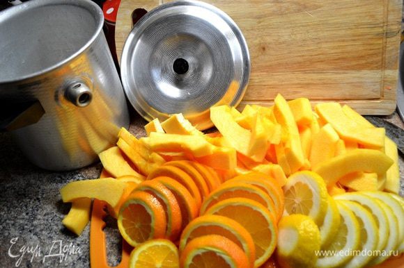 Тыкву нарезаем полу кольцами,апельсины и лимоны кольцами.В кастрюльку-пароварку(в которой все соки сохраняются)укладываем приготовленные ингредиенты слоями и каждый слой посыпаем сах.песком.