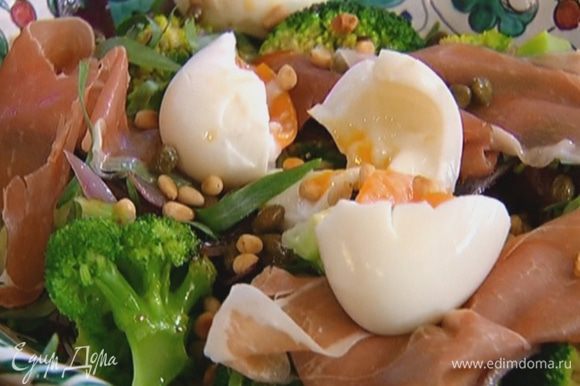 Яйца разломить пополам, выложить на салат, сверху посыпать каперсами и орехами.