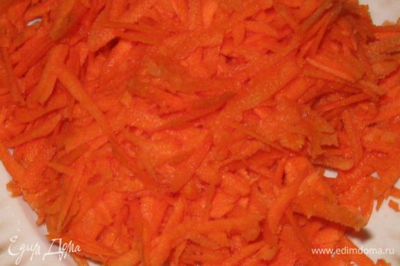 Тем временем натрите морковь на крупной терке.