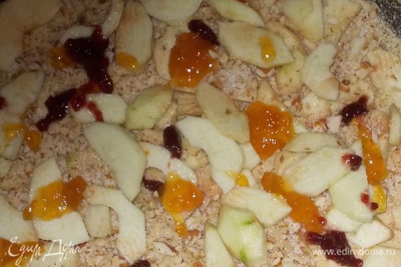 сверху посыпать орехами и миндалём,-я добавила маленькие порции малинового и персикового джема