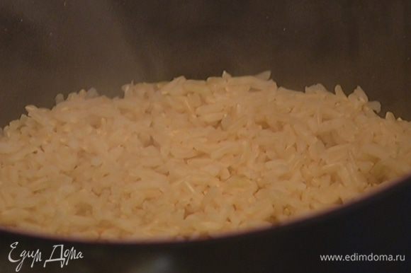Рис залить кипятком, накрыть крышкой и отварить почти до готовности.