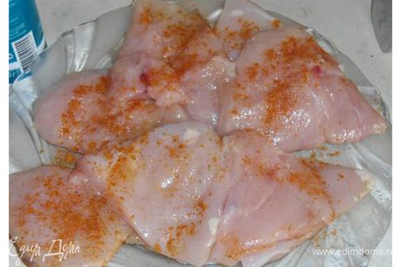 Куриное филе,помыть,разрезать на 2 части,просушить бумажным полотенцем,слегка отбить и посыпать любимой приправой для курицы,посолить.