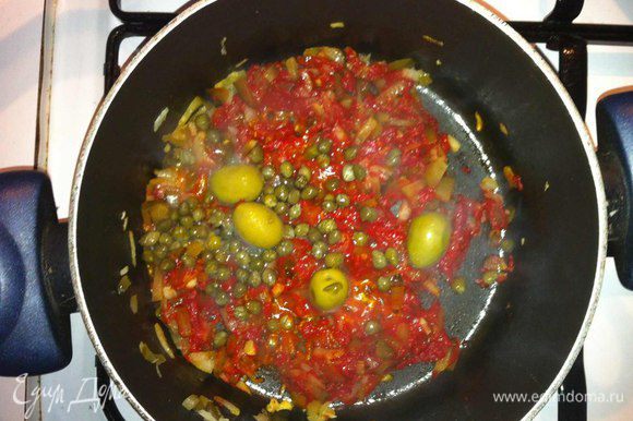 Раздавить дольку чеснока и обжарить в оливковом масле.Убрать чеснок, обжарить лук до прозрачности, добавить соленые огурцы и тушить 5 минут. Затем добавить томатную пасту и тушить еще 3 минуты.