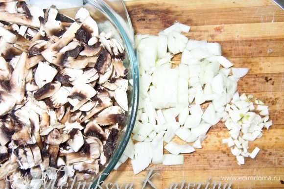 Нарезать грибы на средние кусочки, мелко порубить лук, чеснок.