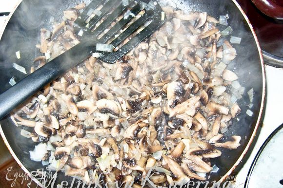 Обжарить на сковороде грибы, лук 7-10 минут. Добавить бульон и выпарить его до половины.