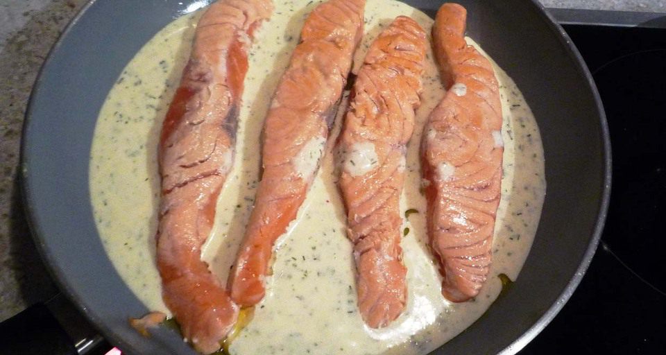 Стейки семги на сковороде в сливочном соусе. Пальчики в сливках. Стейк лосося в сливочном соусе на сковороде. Лосось стейк. Стейки семги на сковороде в сливочном соусе.