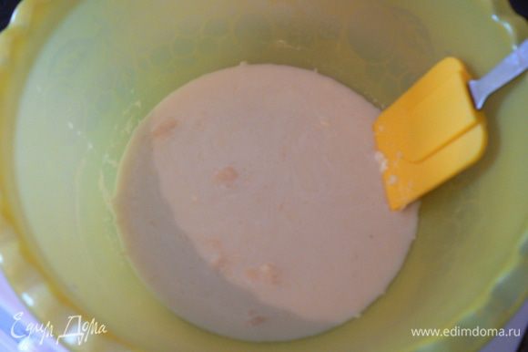 В теплом молоке распустить дрожжи, добавив немного сахара от общего количества и пару ложек муки, хорошо перемешать, прикрыть и оставить на 10 минут.