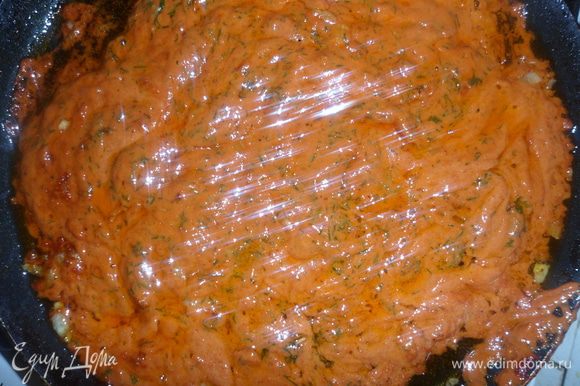 Добавляем томатную пасту, соль, перец, зелень и тушим 10 минут.
