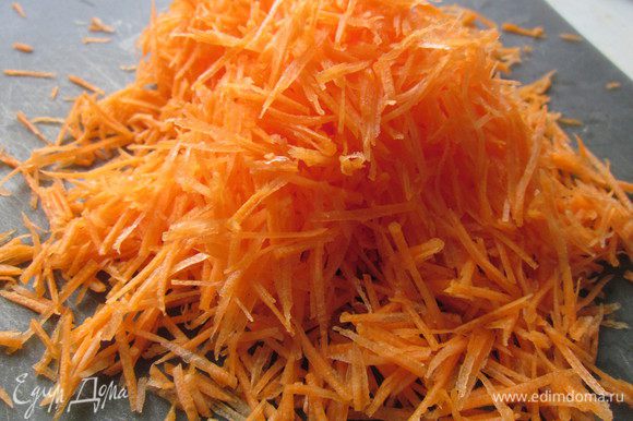 Морковь натереть на мелкой терке. Я использую терку для корейской морковки