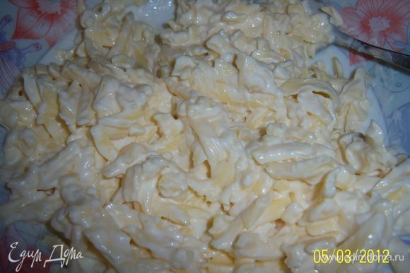 готовый картофель очистить, сыр натереть на тёрке, выдавить чеснок, добавить сливочное масло, щепотку соли и всё размять и перемешать. Пюре готово!