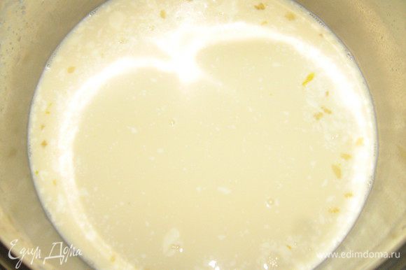 Замесим тесто:В теплом молоке (температура 35-37°C) растворить дрожжи и размешать, пока дрожжи полностью не растворятся.