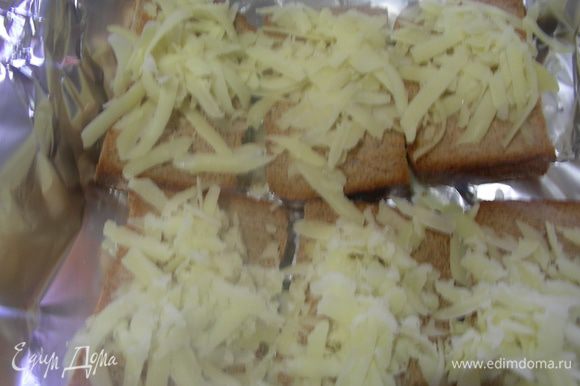 Для крутонов подсушиваем хлеб на сковороде, в духовке или тостере. Посыпаем сыром и ставим под гриль до расплавления сыра минуты на 3.